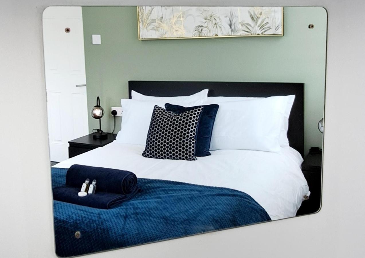 Bright 3 Bed Apartment With Terrace, Free Parking On Premises Watford  Eksteriør billede