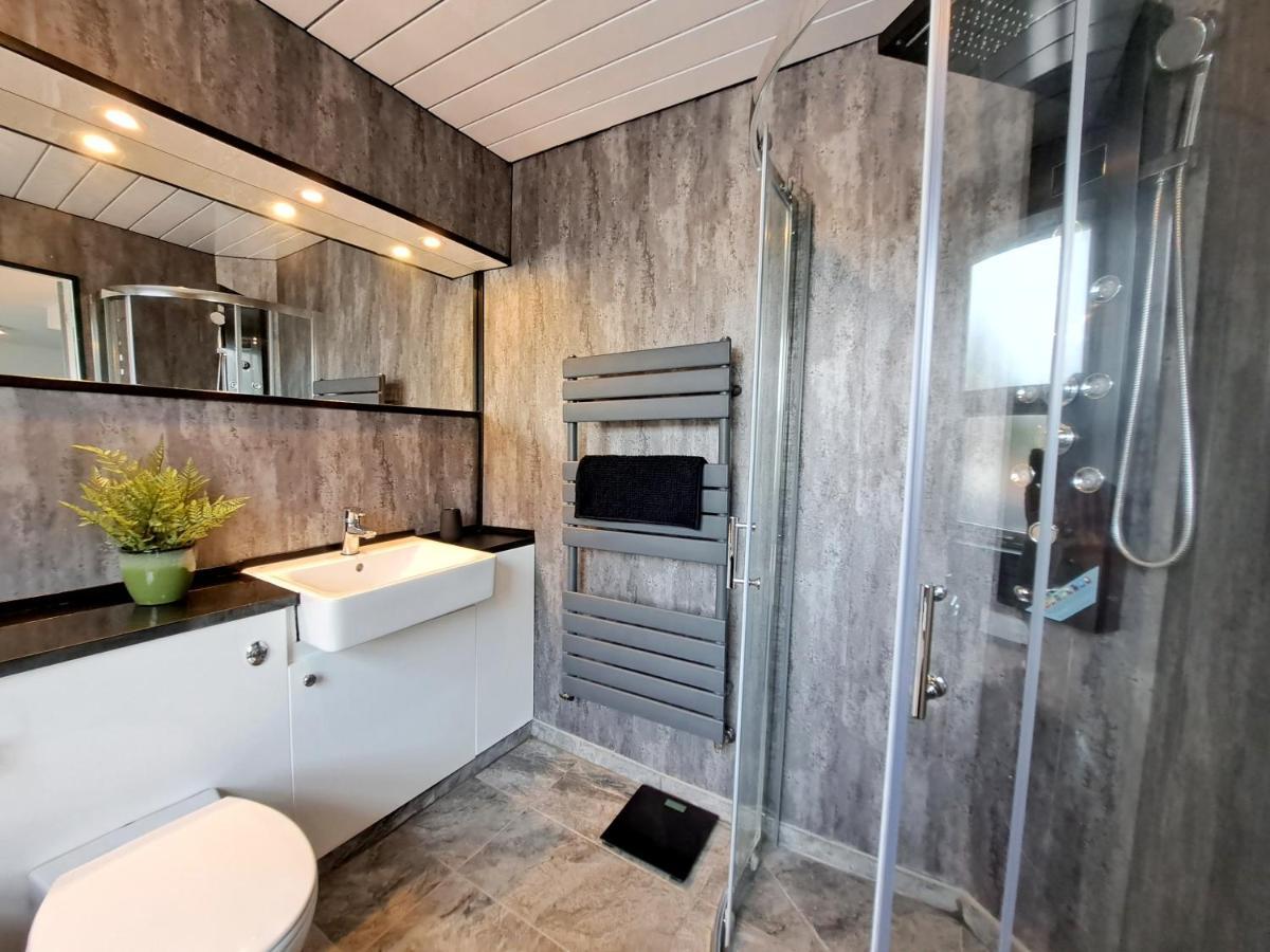 Bright 3 Bed Apartment With Terrace, Free Parking On Premises Watford  Eksteriør billede