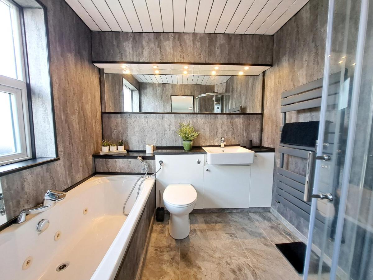 Bright 3 Bed Apartment With Terrace, Free Parking On Premises Watford  Eksteriør billede